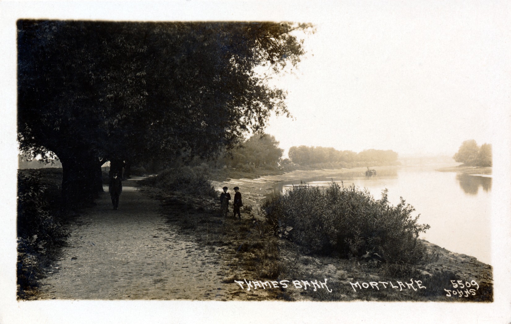 Mortlake,children,river view